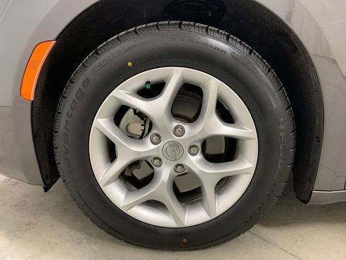 Used 2020 Chrysler Pacifica Limited image 2