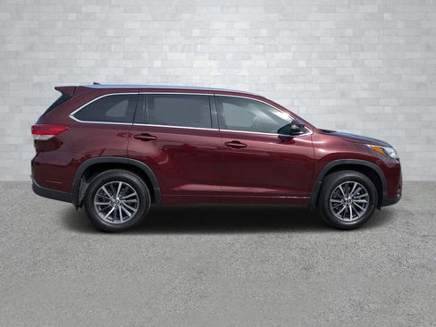 Used 2018 Toyota Highlander SE image 4