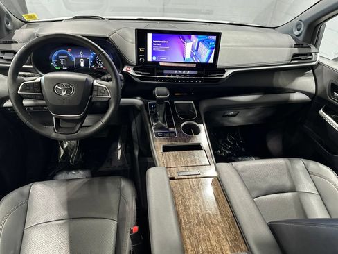 Certified 2025 Toyota Sienna Platinum AWD/4WD image 8
