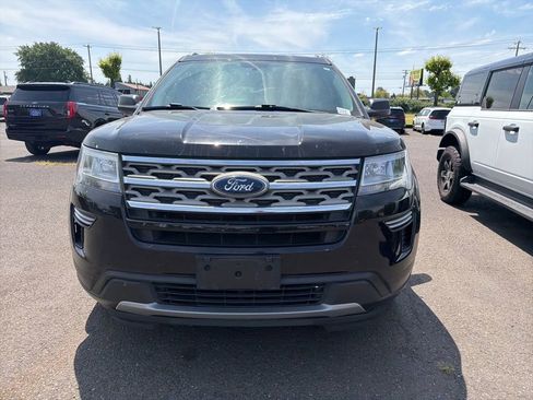 Used 2018 Ford Explorer XLT AWD/4WD image 2