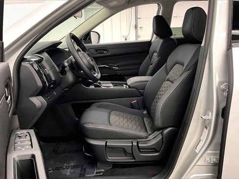 New 2025 Nissan Pathfinder S image 9