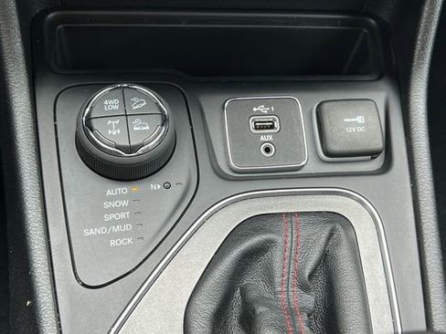 Used 2020 Jeep Cherokee Trailhawk w/ Cold Weather Group AWD/4WD image 29