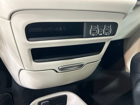 Certified 2024 Chrysler Pacifica Touring-L FWD image 34