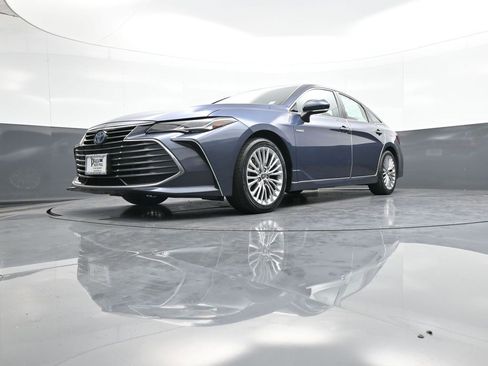 Used 2020 Toyota Avalon Limited image 25