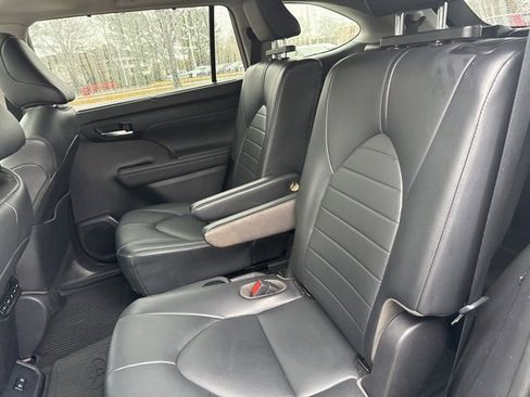 Used 2020 Toyota Highlander XLE image 18