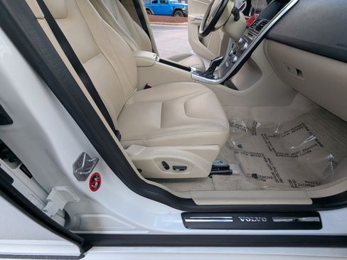Used 2016 Volvo XC60 T5 Premier w/ Proximity Package image 14