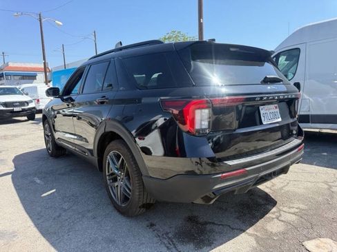 Used 2025 Ford Explorer ST-Line w/ ST-Line Street Pack AWD/4WD image 5