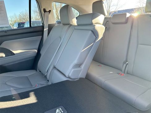 Used 2020 Toyota Highlander XLE image 24