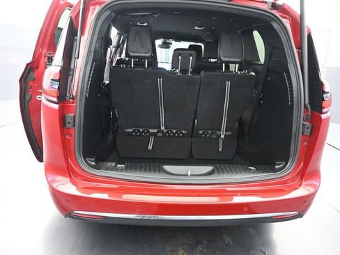 Used 2025 Chrysler Pacifica Select image 8