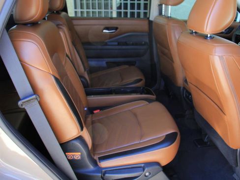 Used 2024 Nissan Pathfinder Platinum FWD image 32