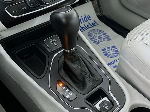 Used 2022 Jeep Cherokee Latitude Lux w/ Mopar Interior Package image 16