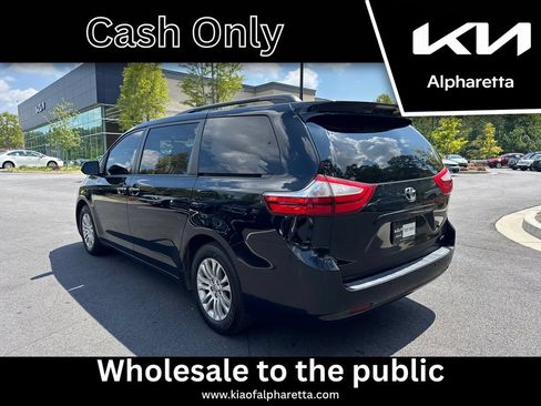 Used 2017 Toyota Sienna XLE w/ XLE Navigation Package FWD image 5