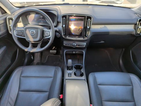 Used 2025 Volvo XC40 B5 Core image 19