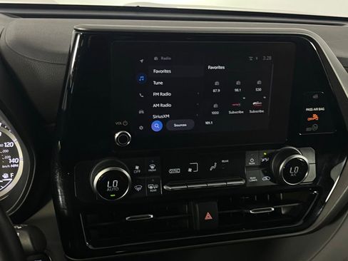 Used 2023 Toyota Highlander LE AWD/4WD image 18