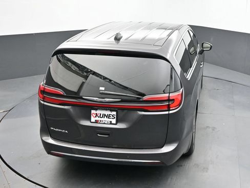 Used 2023 Chrysler Pacifica Touring-L FWD image 29