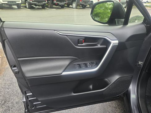 Used 2022 Toyota RAV4 LE AWD/4WD image 16