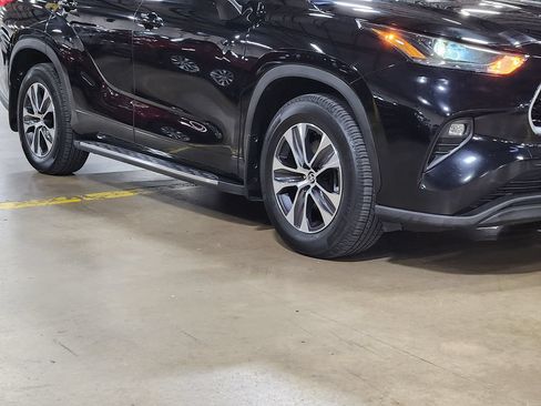 Used 2022 Toyota Highlander XLE FWD image 16