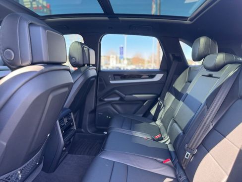 Used 2025 Porsche Cayenne Base image 17