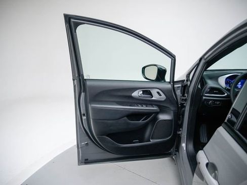 Used 2025 Chrysler Pacifica Limited FWD image 18