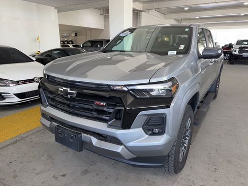 Used 2025 Chevrolet Colorado Z71 w/ Technology Package AWD/4WD image 2