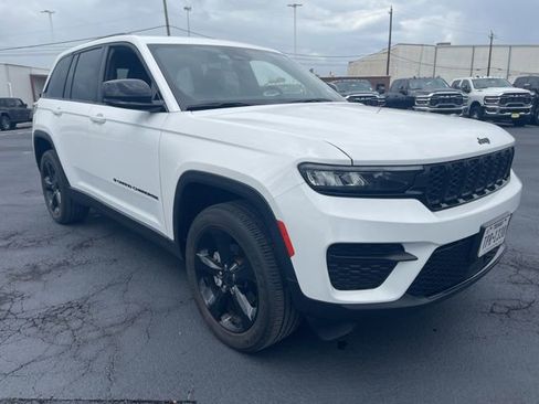 Used 2023 Jeep Grand Cherokee Altitude image 1