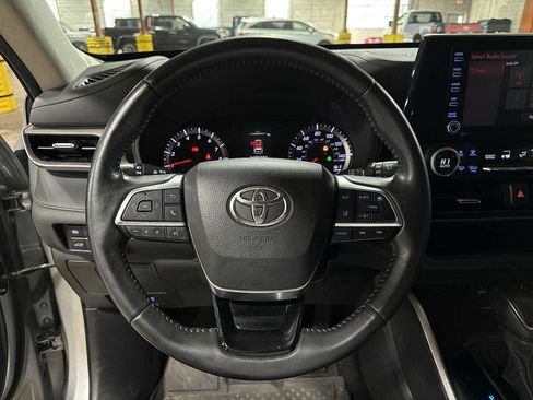 Used 2021 Toyota Highlander LE image 19