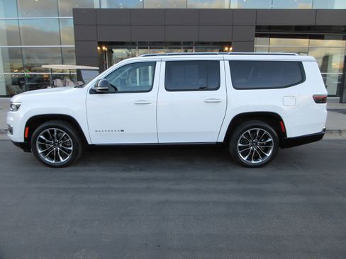 Used 2023 Jeep Wagoneer L Series III w/ Premium Group I image 4