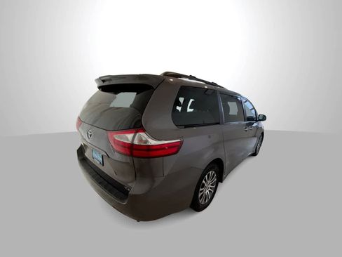 Used 2018 Toyota Sienna XLE w/ XLE Navigation Package image 8