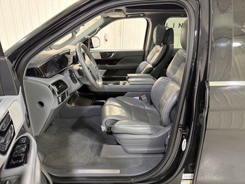Used 2019 Lincoln Navigator Reserve image 11