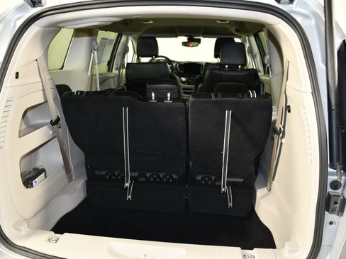 Used 2024 Chrysler Pacifica Touring-L image 49