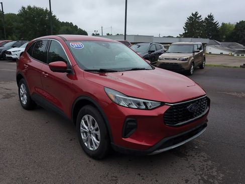 Used 2023 Ford Escape Active w/ Tech Pack #2 AWD/4WD image 2