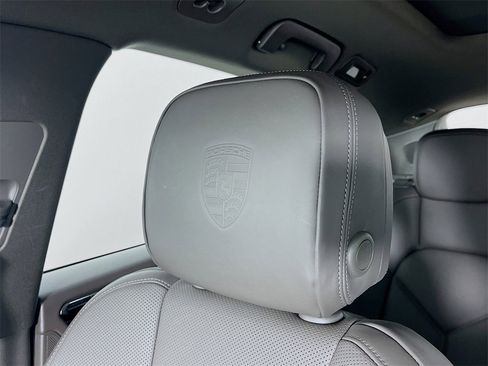 Certified 2025 Porsche Macan image 29