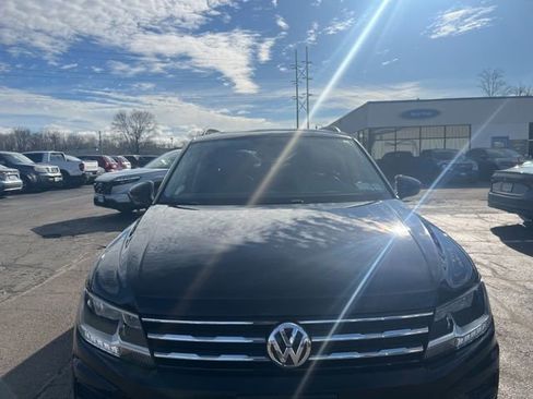 Used 2021 Volkswagen Tiguan SE w/ Panoramic Sunroof Package image 3