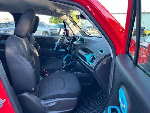 Used 2020 Jeep Renegade Latitude w/ Cold Weather Group FWD image 23