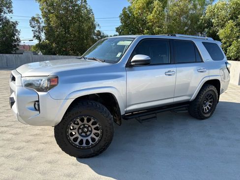 Used 2018 Toyota 4Runner SR5 AWD/4WD image 4
