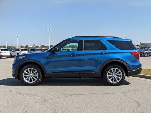 Used 2023 Ford Explorer XLT w/ Equipment Group 202A AWD/4WD image 2