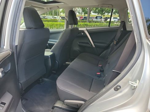 Used 2018 Toyota RAV4 XLE FWD image 11