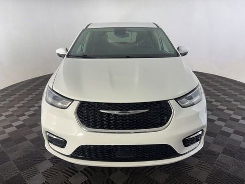 Used 2023 Chrysler Pacifica Touring-L FWD image 2