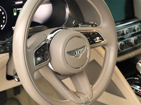 Used 2021 Bentley Bentayga Base image 16
