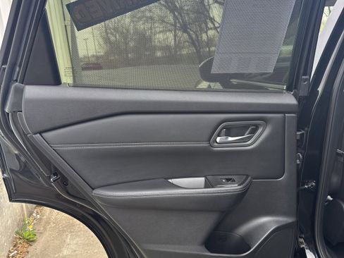 Used 2025 Nissan Rogue SV w/ SV Premium Package image 3