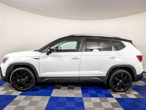 Used 2023 Volkswagen Taos SE w/ Panoramic Sunroof Package FWD image 7