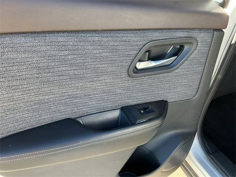 Used 2021 Nissan Rogue SV image 21