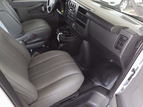 Used 2025 GMC Savana 2500 w/ Driver Convenience Package image 33