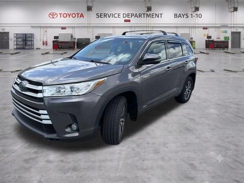 Used 2017 Toyota Highlander XLE w/ Carpet Mat Package AWD/4WD image 3