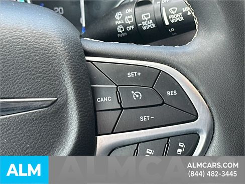 Used 2023 Chrysler Pacifica Touring-L FWD image 31