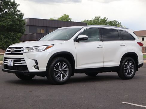 Used 2019 Toyota Highlander XLE AWD/4WD image 12