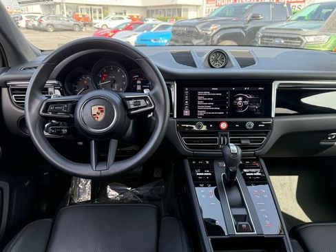 Used 2025 Porsche Macan image 38
