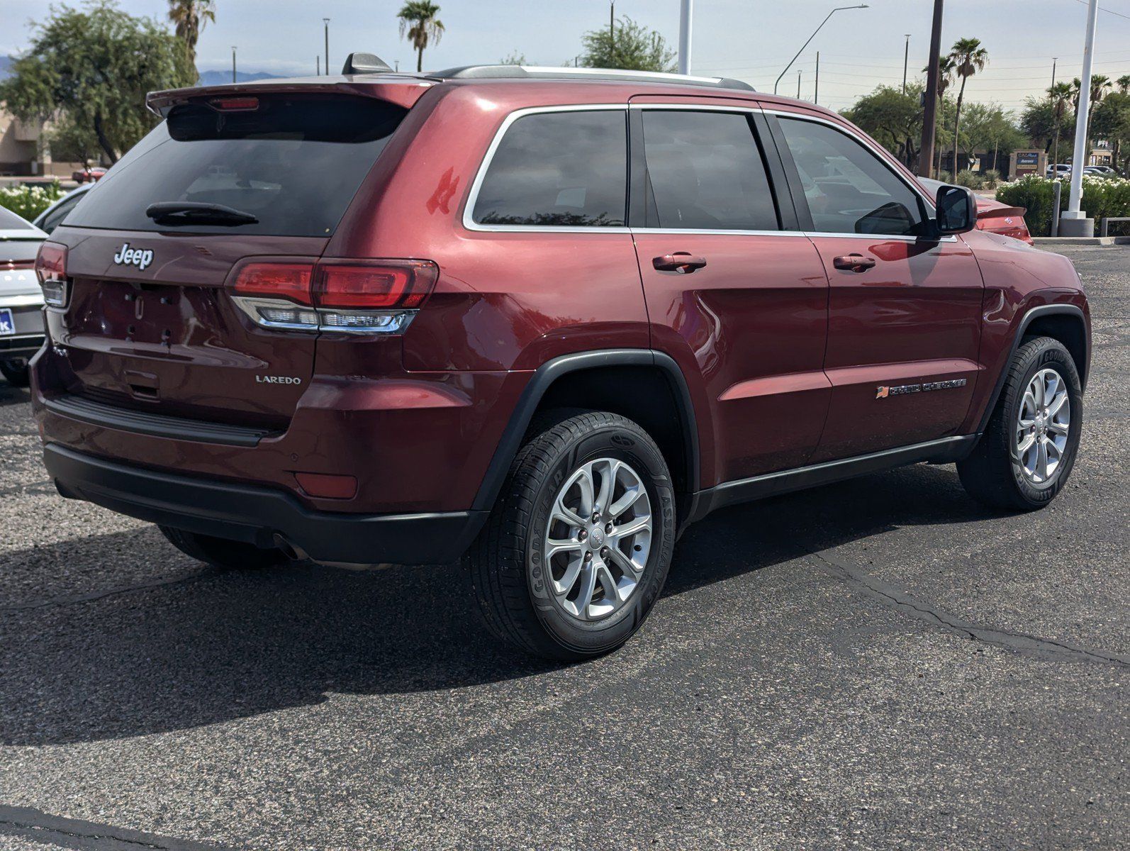 Used 2021 Jeep Grand Cherokee Laredo AWD/4WD image 2
