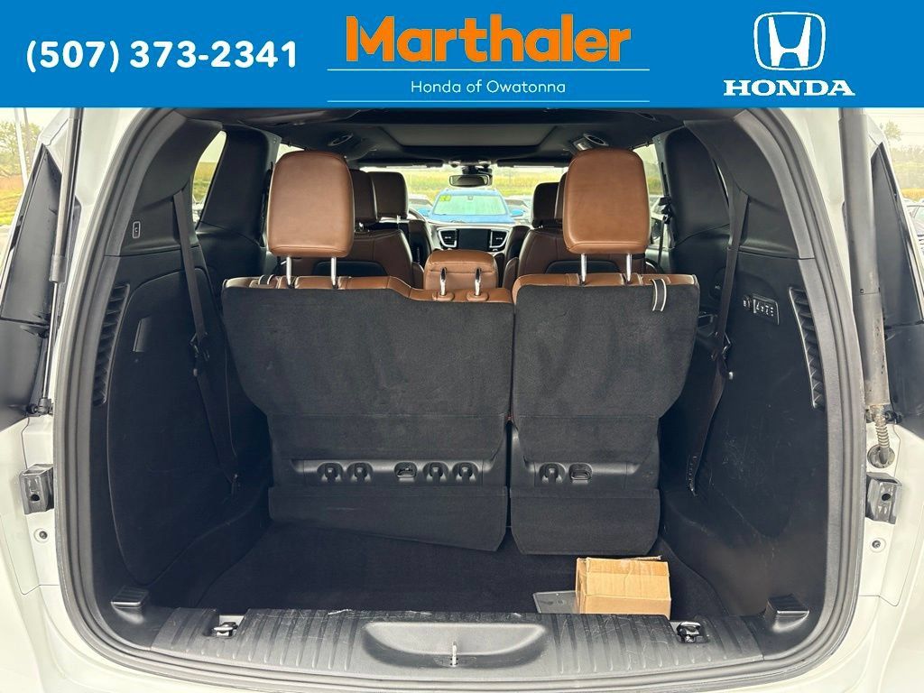 Used 2020 Chrysler Pacifica Limited w/ Tire & Wheel Group FWD image 16