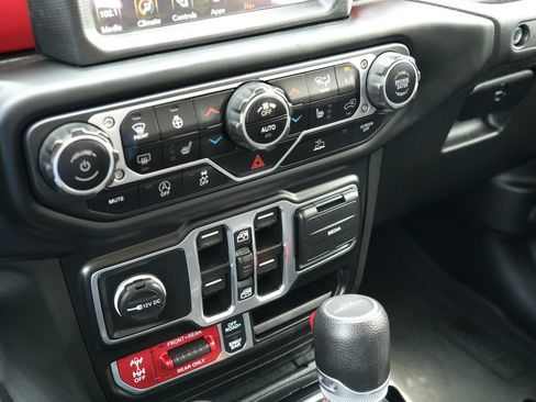Used 2023 Jeep Gladiator Rubicon w/ Cold Weather Group AWD/4WD image 22